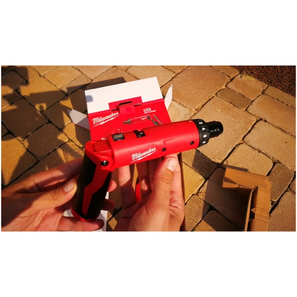 MILWAUKEE M4 D-202B  Bušilica 4 V, 2,0 Ah sa 2 baterije i punjačem l 4933440475 - Image 2