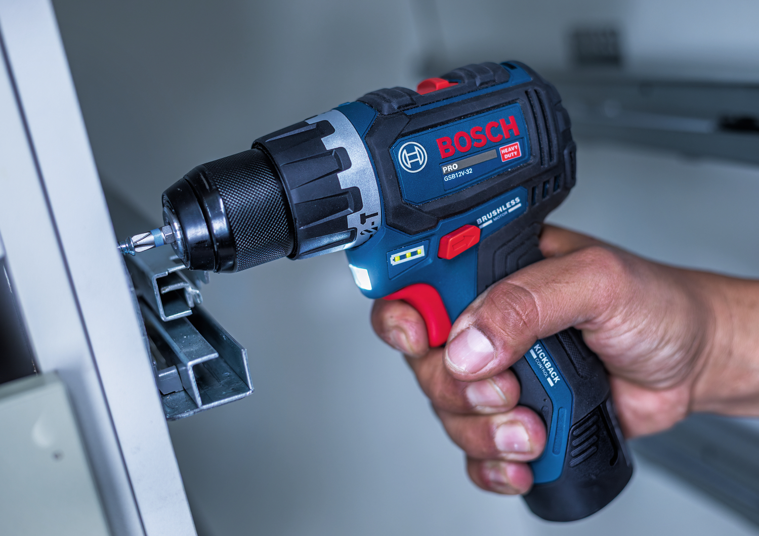 GSB 12V-32 Bosch Aku. Udarna bušilica odvijač sa 2 x baterije GBA12V 2.0Ah + punjač GAL12V-20 u torbi | 06019G9503 - Slika 4
